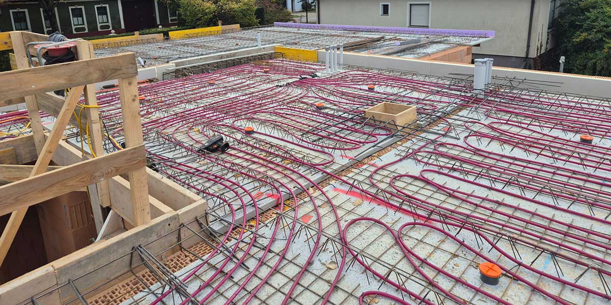 Verlegte Rohrleitungen zur Bauteilaktivierung einer Betondecke während der Bauphase.