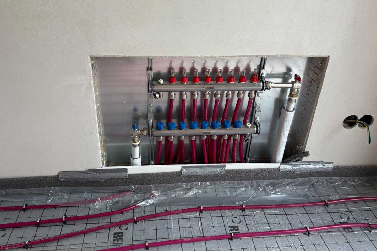 Fußbodenheizung mit Heizkreisverteiler während der Installation