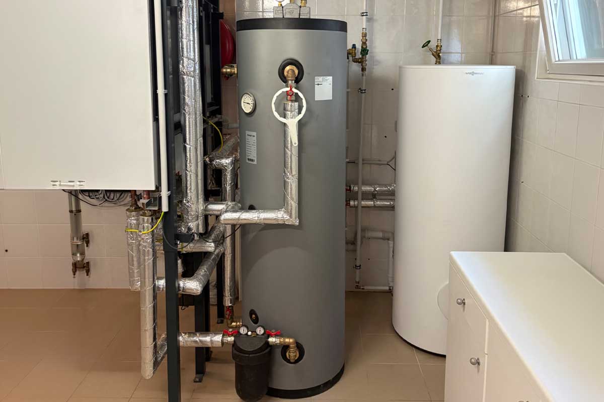 Heizungsanlage mit Speicher und Rohrleitungen im Technikraum